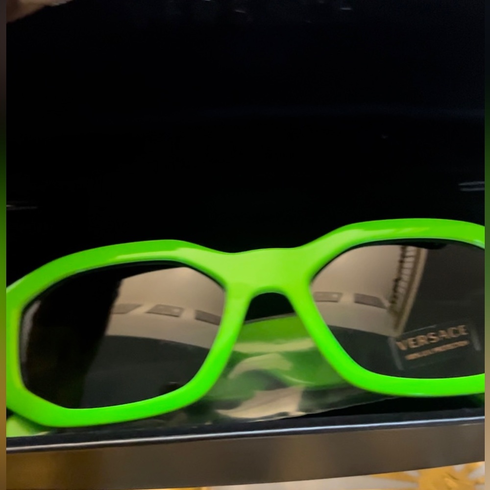 Women’s neon green Authentic sunglasses. Lens width 53mm, 100% UCE protection